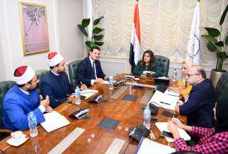 وزيرة الهجرة تستقبل وفدا من...
