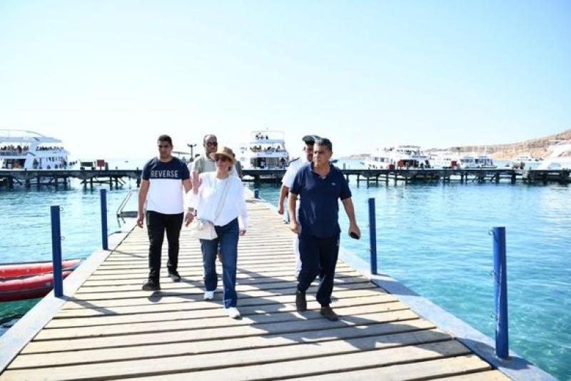 وزيرة البيئة تتفقد الإلتزام باشتراطات ممارسة الأنشطة البحرية بشواطئ شرم الشيخ للحفاظ على التنوع البيولوجي