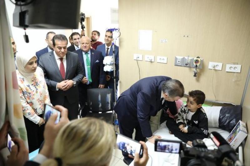 وزير الصحة ونظيره التركي يتفقدان الخدمات الطبية المقدمة للجرحى والأطفال الفلسطينيين الذين يتلقون العلاج بالمستشفيات المصرية
