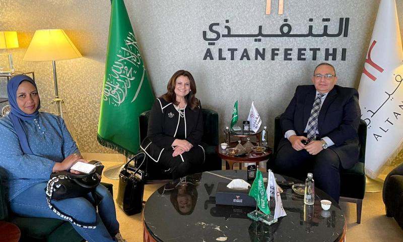 وزيرة الهجرة تصل أولى محطات جولتها الخارجية بالمملكة العربية السعودية