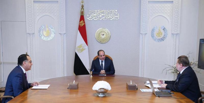 الرئيس السيسي يجتمع برئيس مجلس الوزراء ومحافظ البنك المركزي