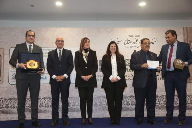 وزيرة الثقافة تُسلم جوائز الفائزين بمسابقات معرض القاهرة الدُولي للكتاب في نسخته الـ55