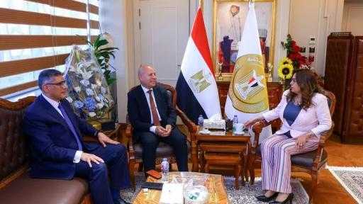 وزيرة التنمية المحلية تتابع مع...